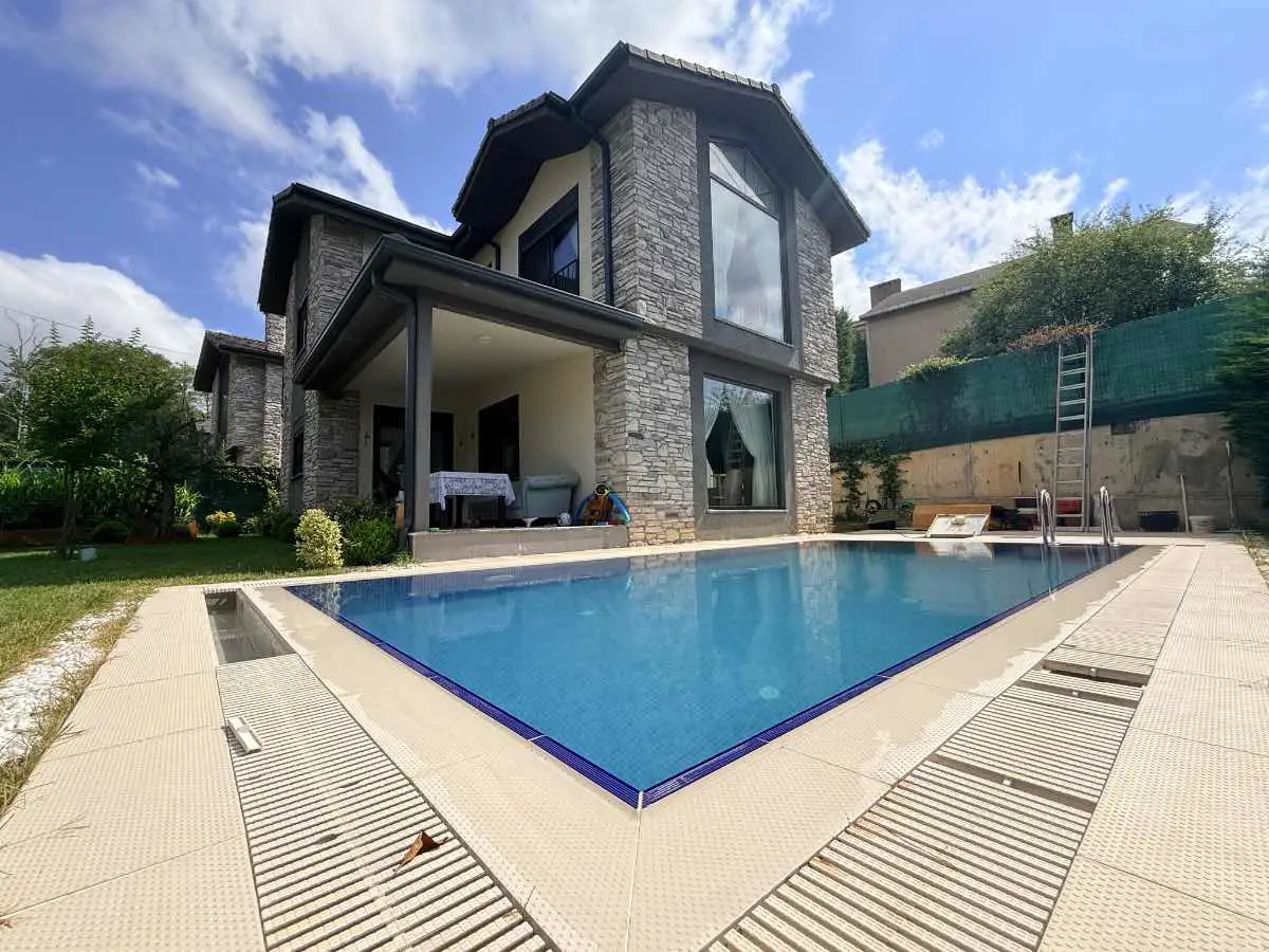 ŞILE AVCI KORU'DA ÖZEL HAVUZLU, EŞYALI 3+1 VILLA