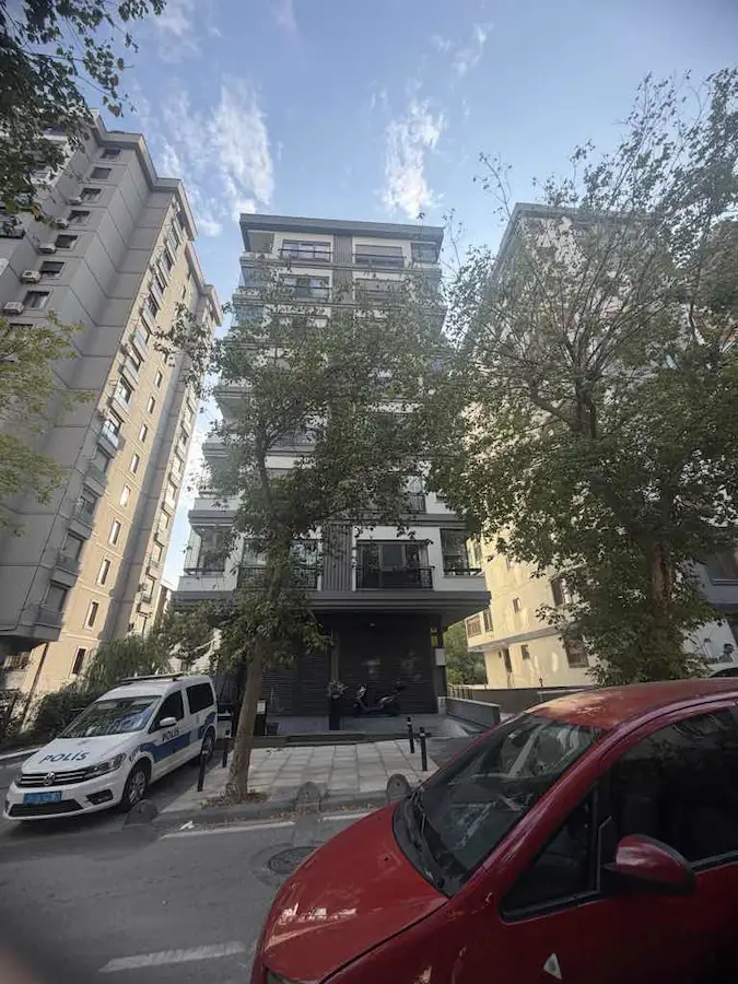 KOZYATAĞI KURUKUYU SOKAKTA 2+1 KULLANIŞLI ETRAFI AÇIK SATILIK