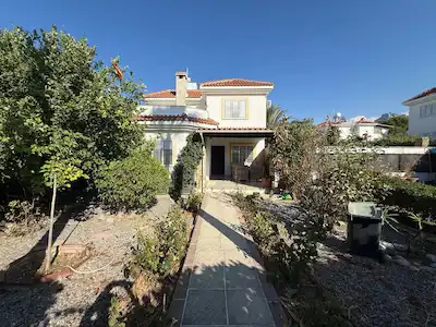 GIRNE EDREMIT'TE SATILIK MÜSTAKIL 3+1 VILLA, GENIŞ ARSALI, ÖZEL HAVUZLU