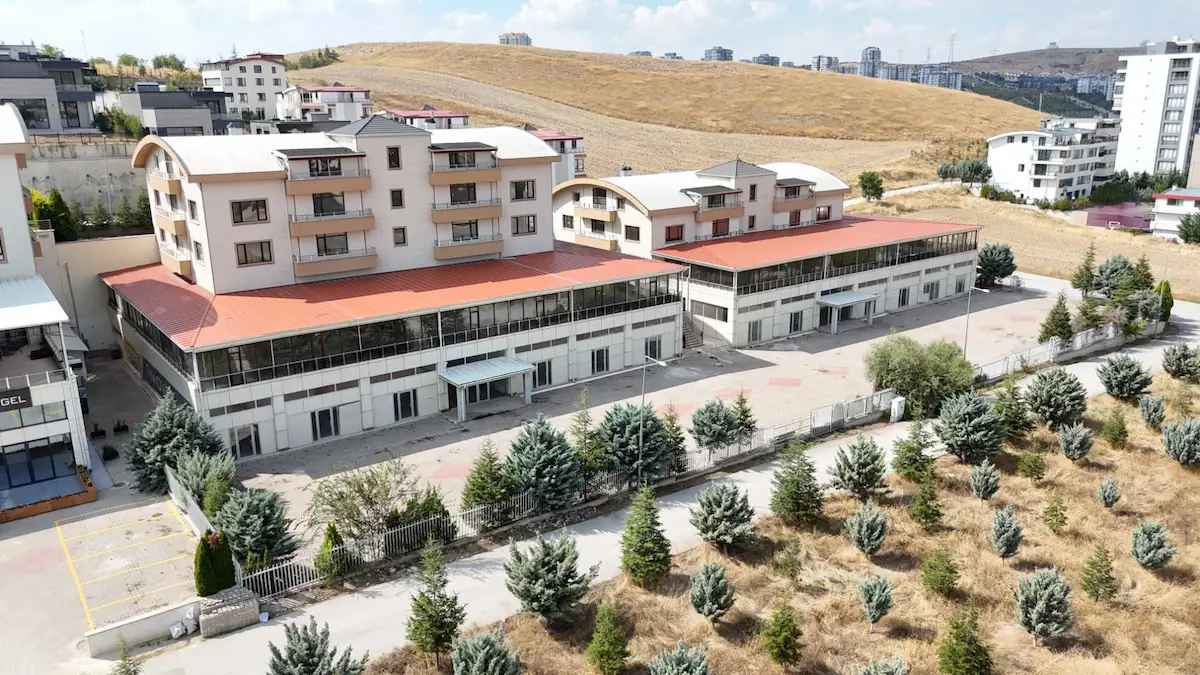 ALACAATLI ANA CADDE ÜZERINDE  ÇOK AMAÇLI KOMPLEKS OKUL,HASTANE