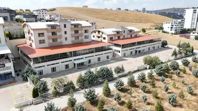 ALACAATLI ANA CADDE ÜZERINDE ÇOK AMAÇLI KOMPLEKS OKUL,HASTANE