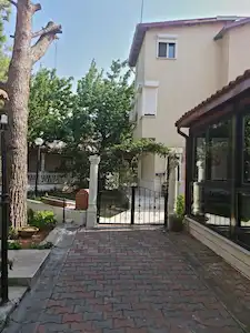 ALTINOVA TATLI SU’DA DENİZE SIFIR BÖLGEDE, SATILIK TRİPLEX VİLLA