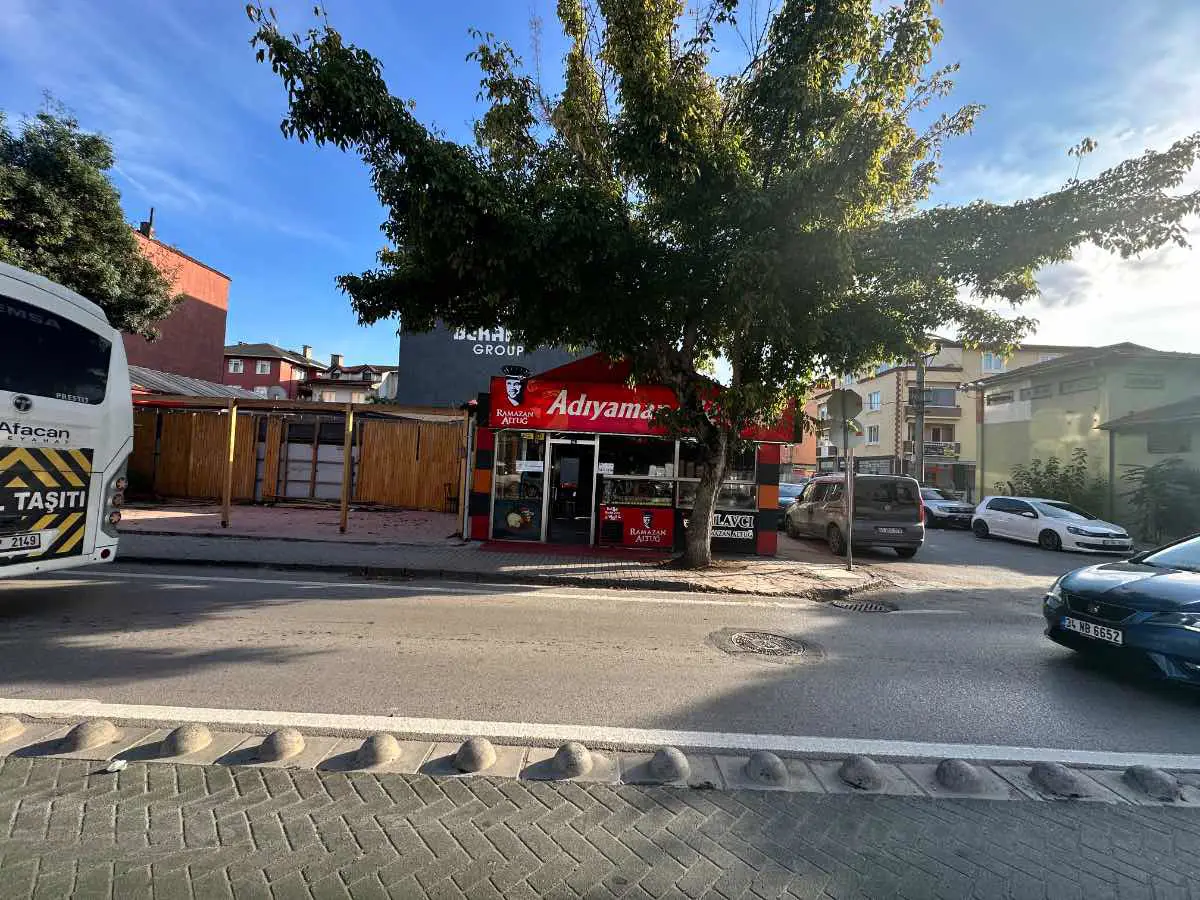Y.KAPTAN IŞIKLARINA YAKIN ANA CADDE ÜZERİNDE SATILIK TİCARİ ARSA