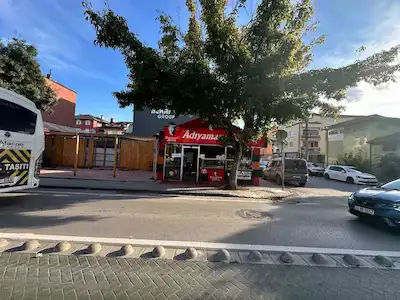 Y.KAPTAN IŞIKLARINA YAKIN ANA CADDE ÜZERİNDE SATILIK TİCARİ ARSA