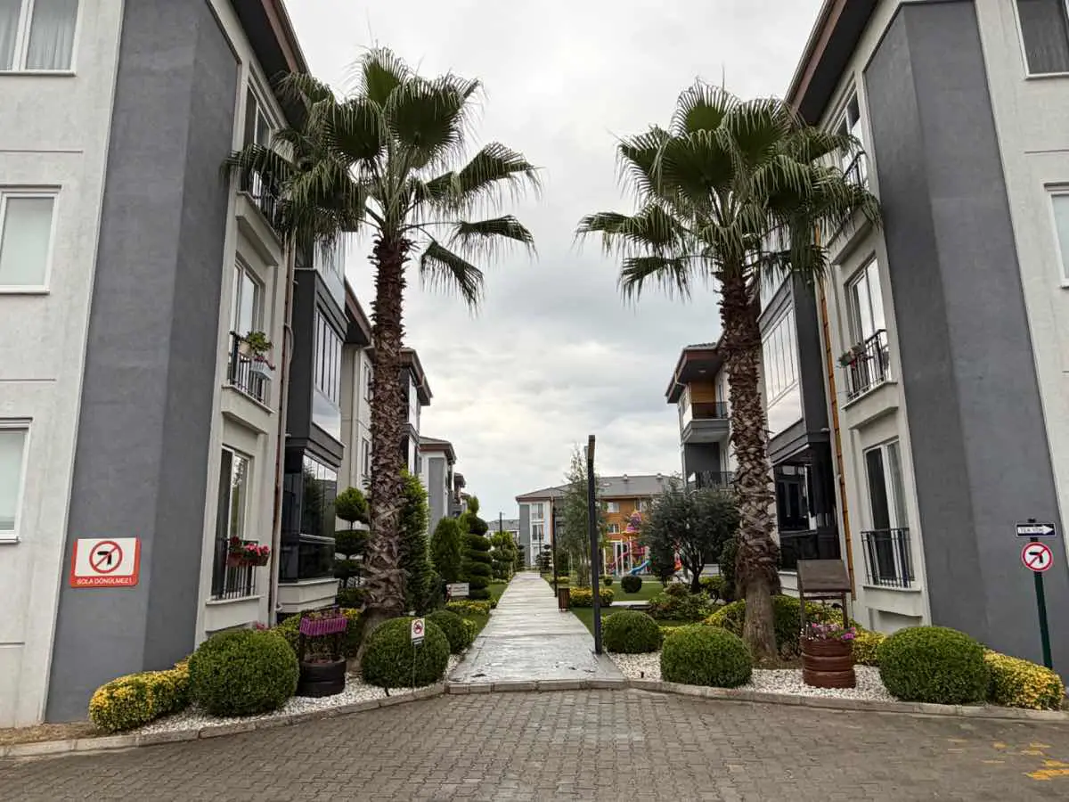 SERDİVAN YAZLIK BÖLGESİNİN EN ÖZEL SİTESİ ÜST KAT BAKIMLI DAİRE