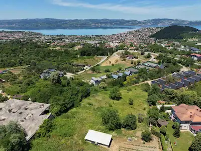 SAPANCA’DA GÖL MANZARALI SATILIK VİLLA İMARLI 6.014 M2 ARSA