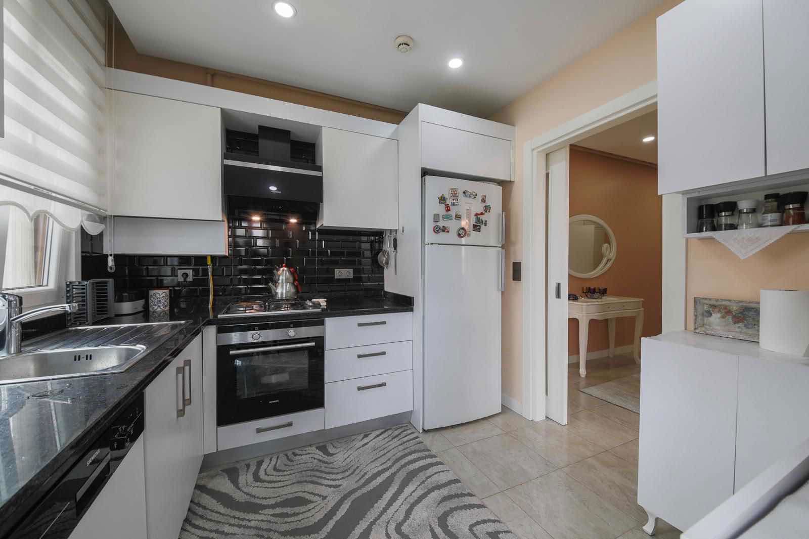 AYŞE KADIN METRO DURAĞI ÇIKIŞINDA HAVUZLU REZİDANS ÖZELLİKLİ SATILIK DAİRE