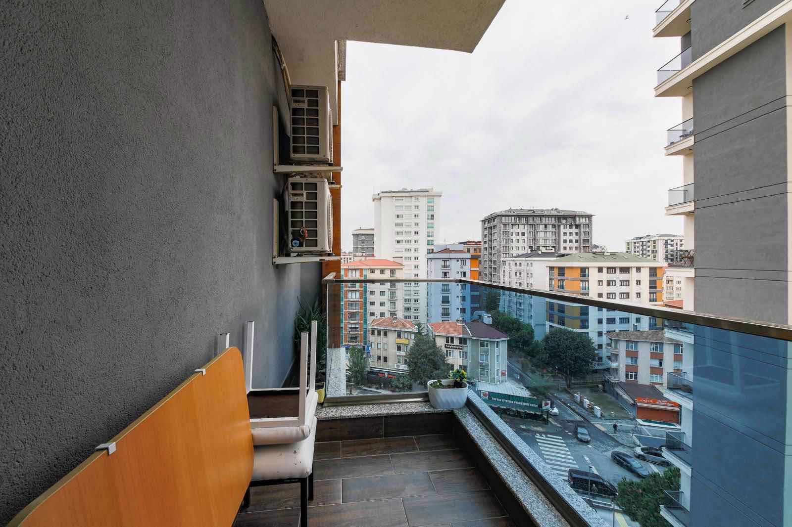 AYŞE KADIN METRO DURAĞI ÇIKIŞINDA HAVUZLU REZİDANS ÖZELLİKLİ SATILIK DAİRE