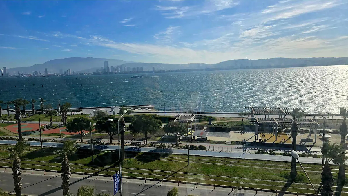 KARŞIYAKA YALIDA 4+1 130 M² SATILIK DAİRE