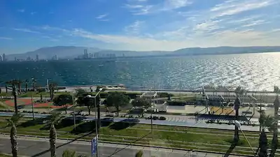 KARŞIYAKA YALIDA 4+1 130 M² SATILIK DAİRE