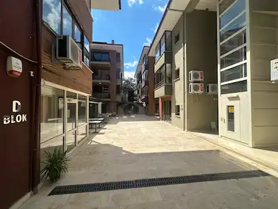REMAX MODEL DEN ÇAMLIKTA KİRALIK OFİSLER