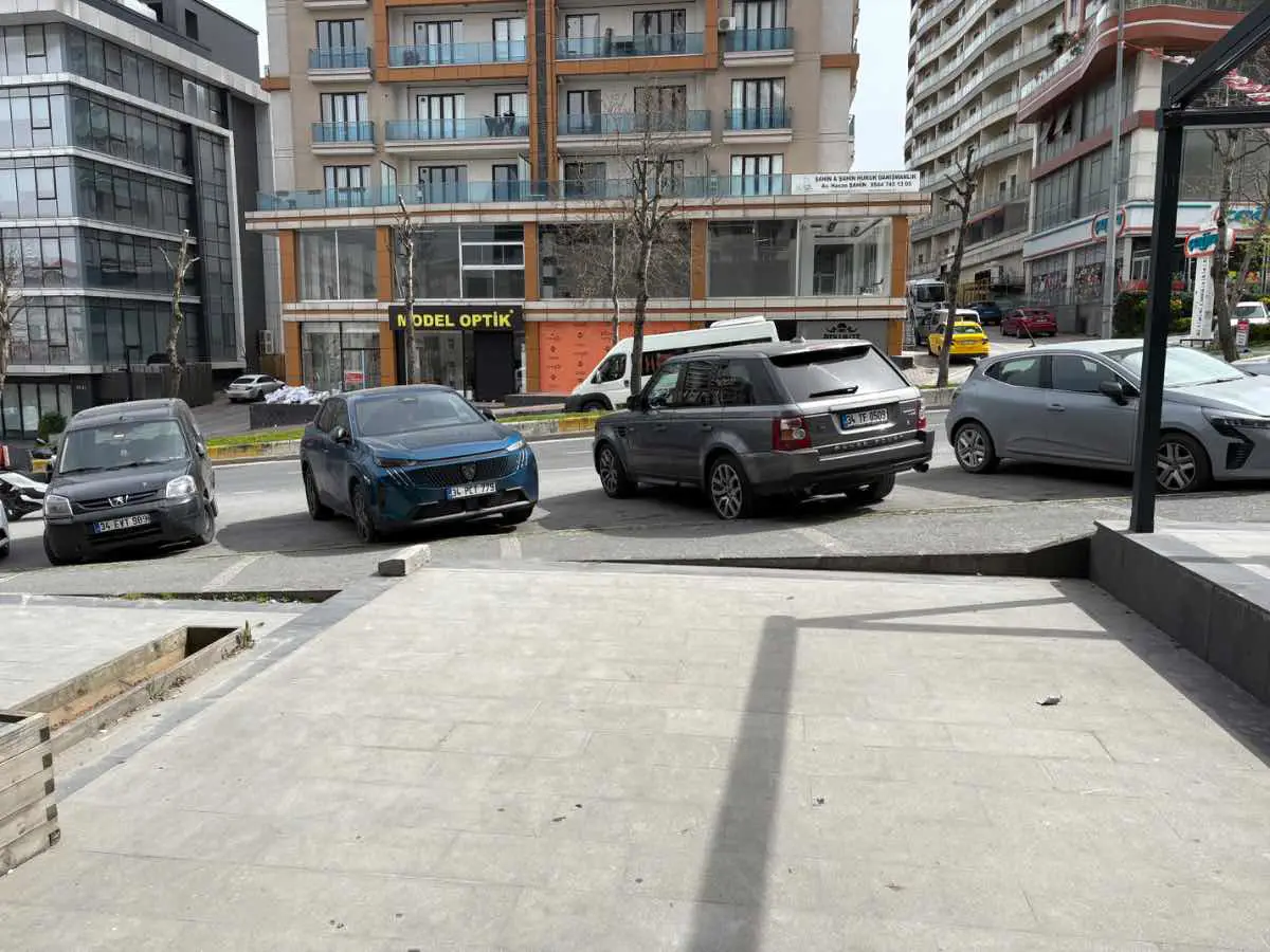 ANA CADDE ÜZERİ ,DÜZ GİRİŞ,BİRÇOK SEKTÖRE UYGUN DÜKKAN
