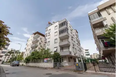 MEYDAN KAVAĞI’NDA PRESTİJLİ KONUMDA! 12. CADDE PERGE BULVARI YAKINI AYRI MUTFAKLI 2+1 SATILIK