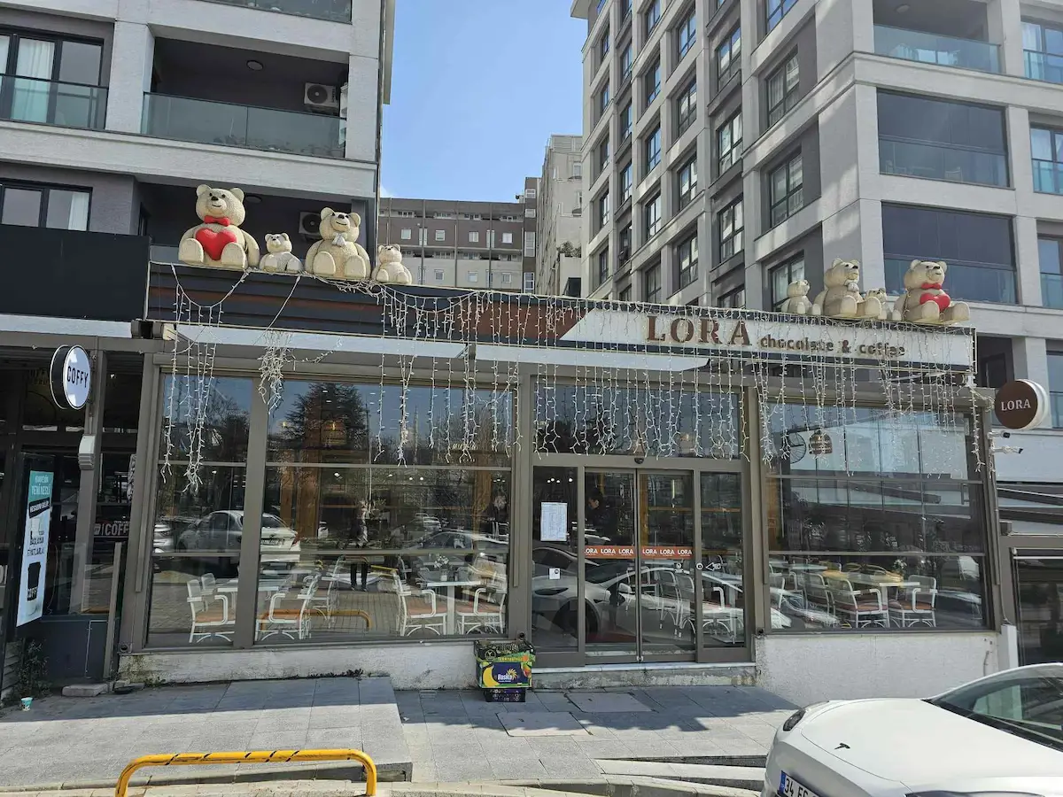BEYLİKDÜZÜ CUMHURİYET MAH.ALYA DOLUNAY SİTE ALTINDA SATILIK CAFE