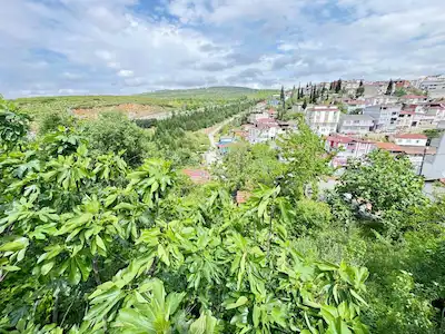 GEBZE KÖŞKLÜÇEŞME'DE YOLA CEPHE, OKUL KARŞISI VE ADLIYE YAKININDA KONUT IMARLI ARSA