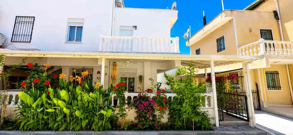 KUŞADASI SOĞUCAK'TA SİTE İÇERİSİNDE DENİZ MANZARALI 4+1 TRİPLEKS VİLLA