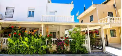 KUŞADASI SOĞUCAK'TA SİTE İÇERİSİNDE DENİZ MANZARALI 4+1 TRİPLEKS VİLLA