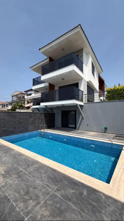 ÇEŞME ALAÇATI’DA HİÇ OTURULMAMIŞ DENİZ MANZARALI MÜSTAKİL HAVUZLU 3+2 VİLLA