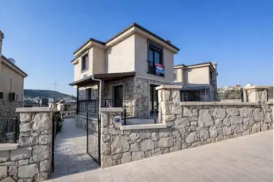 REMAX YELKEN'DEN SIĞACIK'TA TEK MÜSTAKİL SATILIK TAŞ VİLLA
