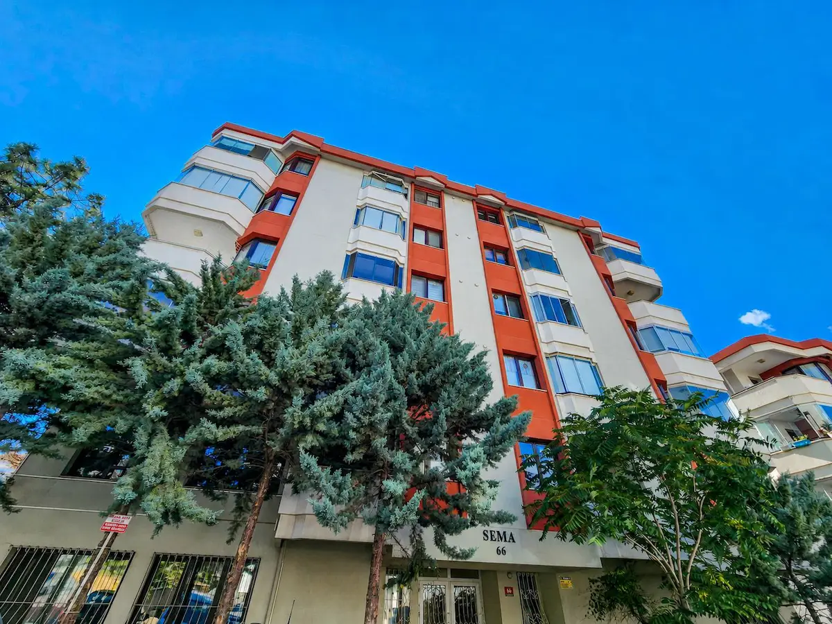 KUZGUN VE MESNEVİ CADDELERİ KESİŞİMİNDE, GENİŞ 3+1 SATILIK DAİRE