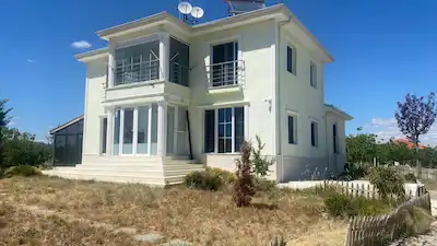 ÇUBUK OVACIK'TA KARAGÖL ASFALTINA SIFIR VİLLASI İÇİNDE ARSA