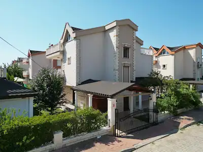 ALTINOVA’DA DENİZE YAKIN MÜSTAKİL BAHÇELİ 5+1 TRİPLEKS VİLLA