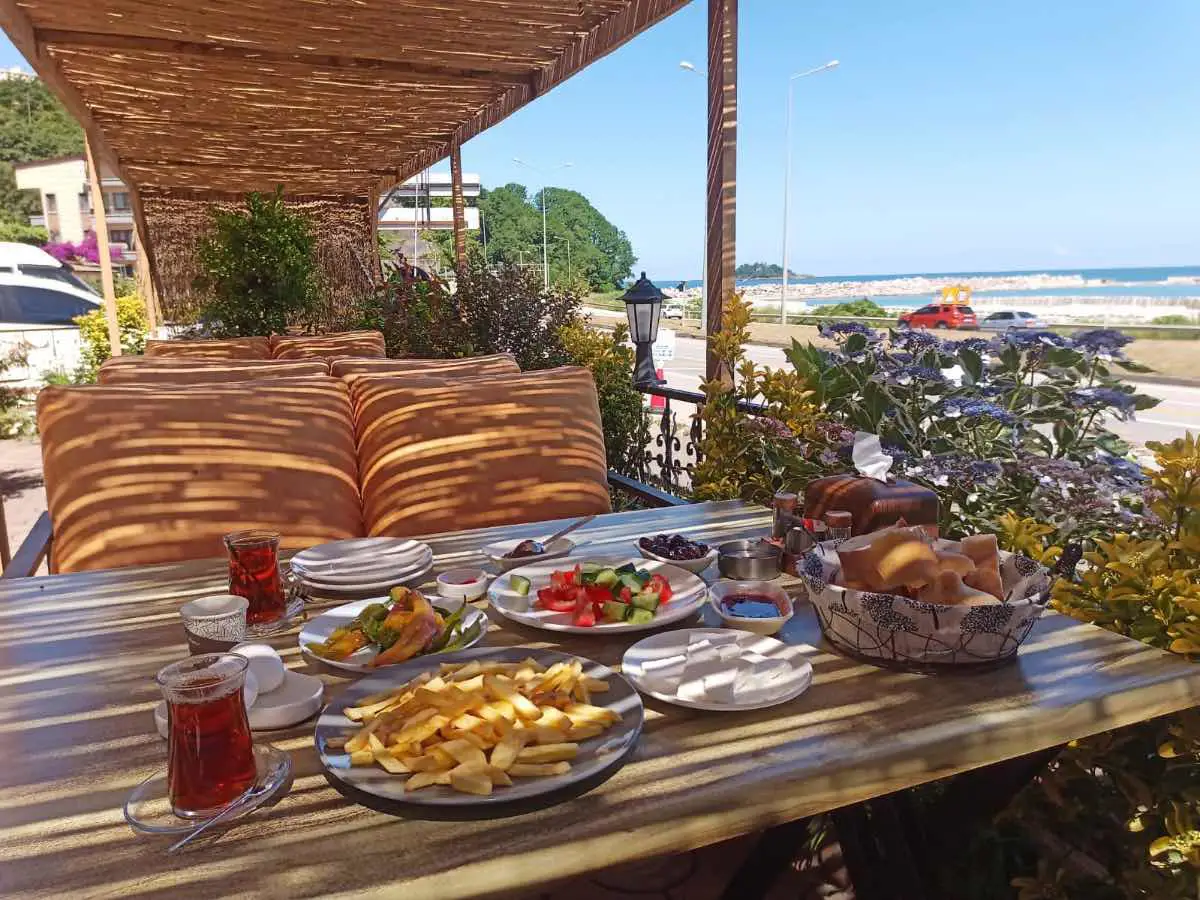 KEŞAP KARADENİZ SAHİL YOLU ÜZERİNDE DEVREN KİRALIK RESTORAN