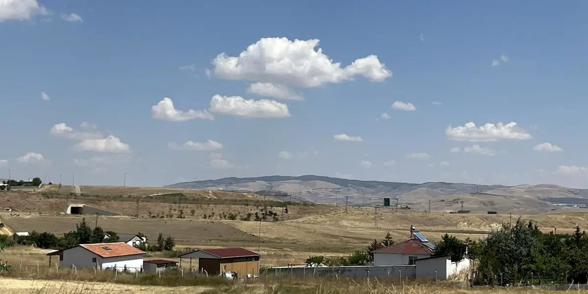 ANKARA GÖLBAŞI GÖKÇEHÜYÜK’TE HAYMANA YOLU VE NIĞDE OTOYOLU ARASINDA SATILIK TARLA
