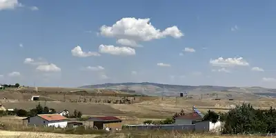 ANKARA GÖLBAŞI GÖKÇEHÜYÜK’TE HAYMANA YOLU VE NIĞDE OTOYOLU ARASINDA SATILIK TARLA