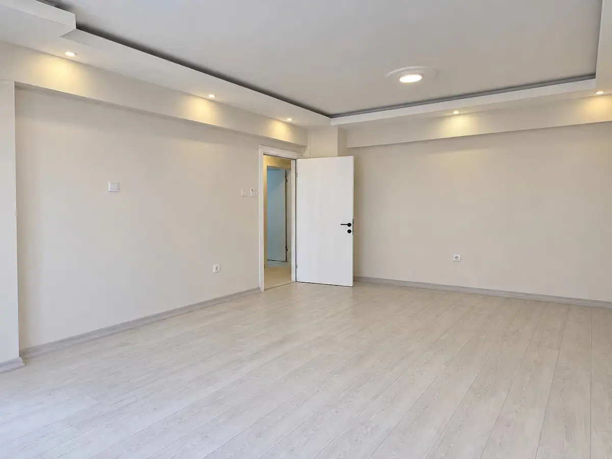 DEMOKRASİ ÜNİVERSİTESİ, METRO VE İSTİNYE PARK YAKINI 3+1