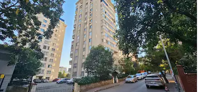 KADIKÖY BOSTANCIDA 2005 YAPIMI METROYA YAKIN KOMBILI OTOPARKLI