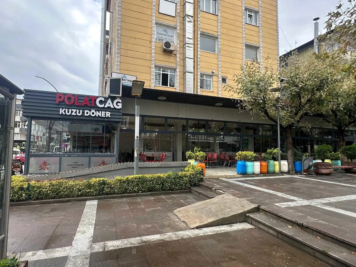 DARICA İSTASYON CADDESİ'NDE SATILIK 400 M² DÜKKAN