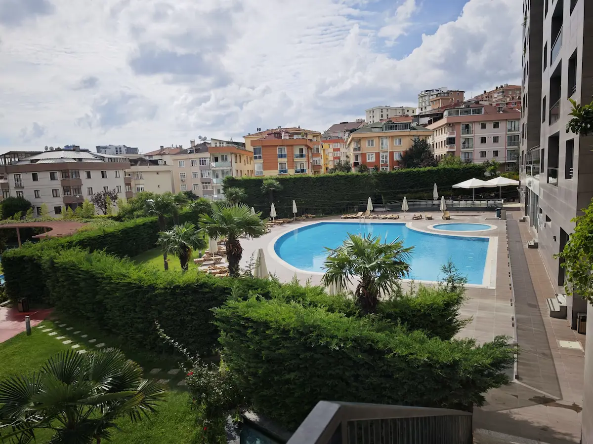 PENDİK’TE SİTE İÇİNDE 2+1 | 135 M² BRÜT | 2 BANYO | MERKEZİ ISITMALI | BALKONLU