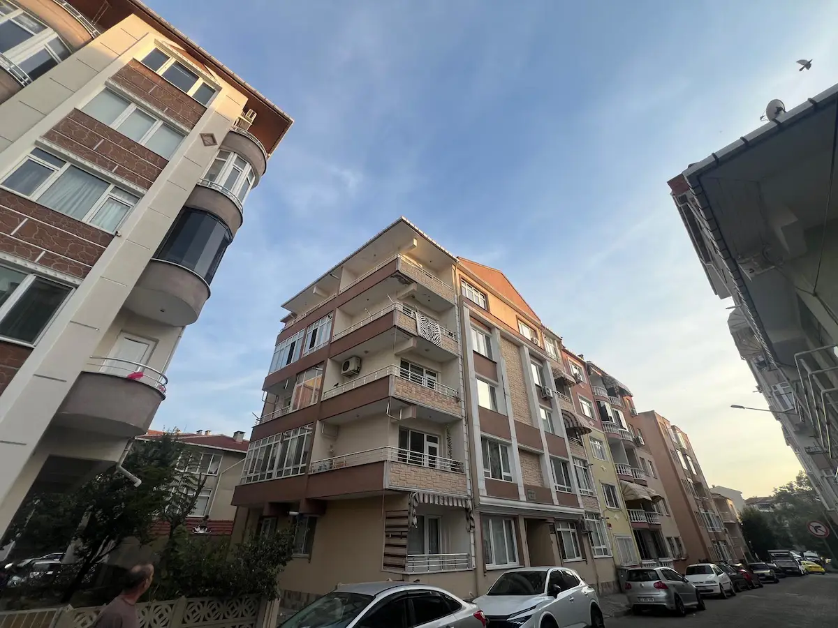 LÜLEBURGAZ GENÇLİK PARKI YAKINI, BALKONLU 2+1 ARA KAT DAİRE