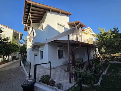 URLA TORASAN'DA DENİZE SIFIR SİTE İÇİNDE BAKIMLI DUBLEKS 
