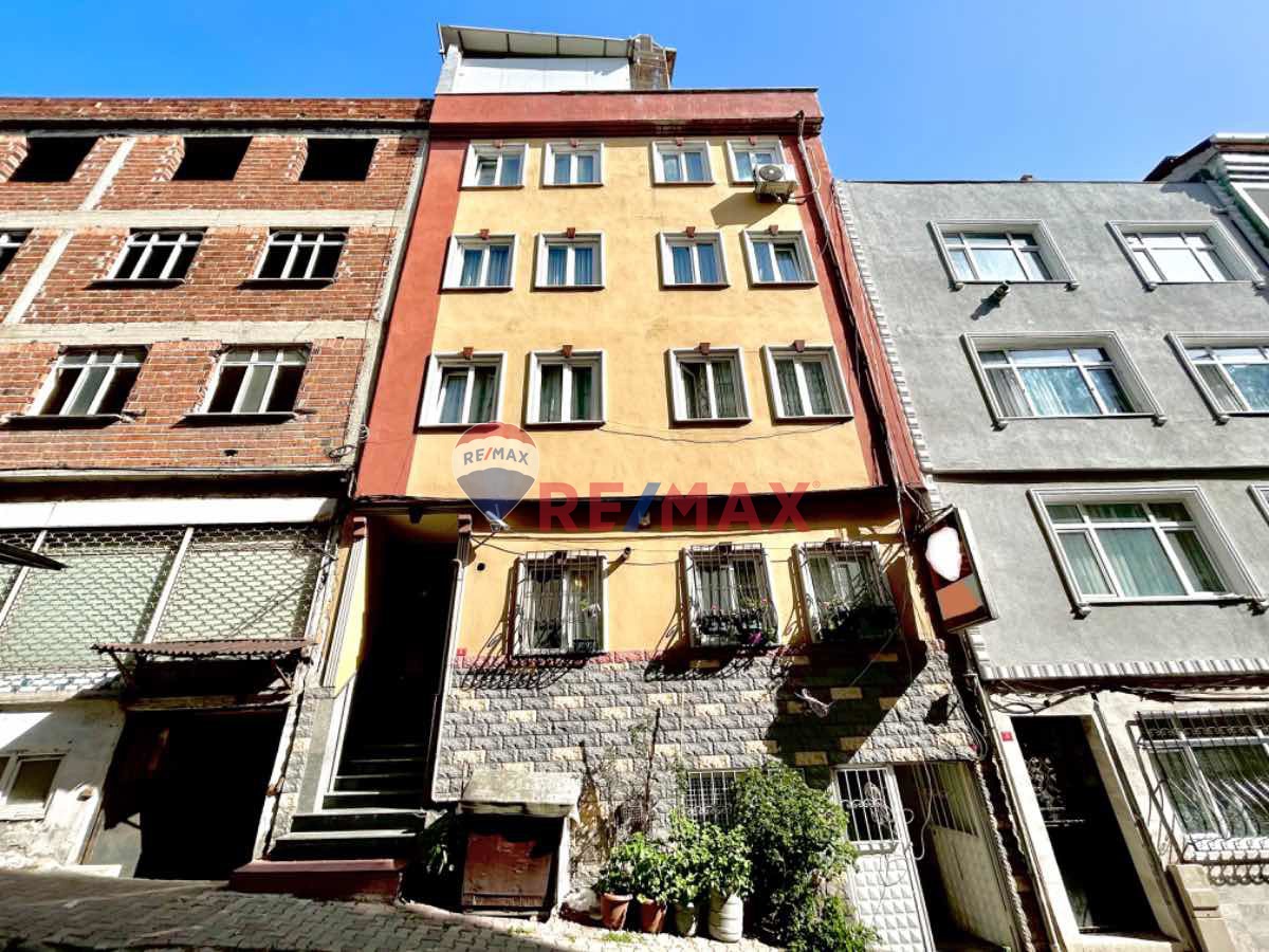 BAYRAMPAŞA TERAZİDERE İÇİNDE 4 DAİRE 1 DÜKKAN OLAN SATILIK BİNA