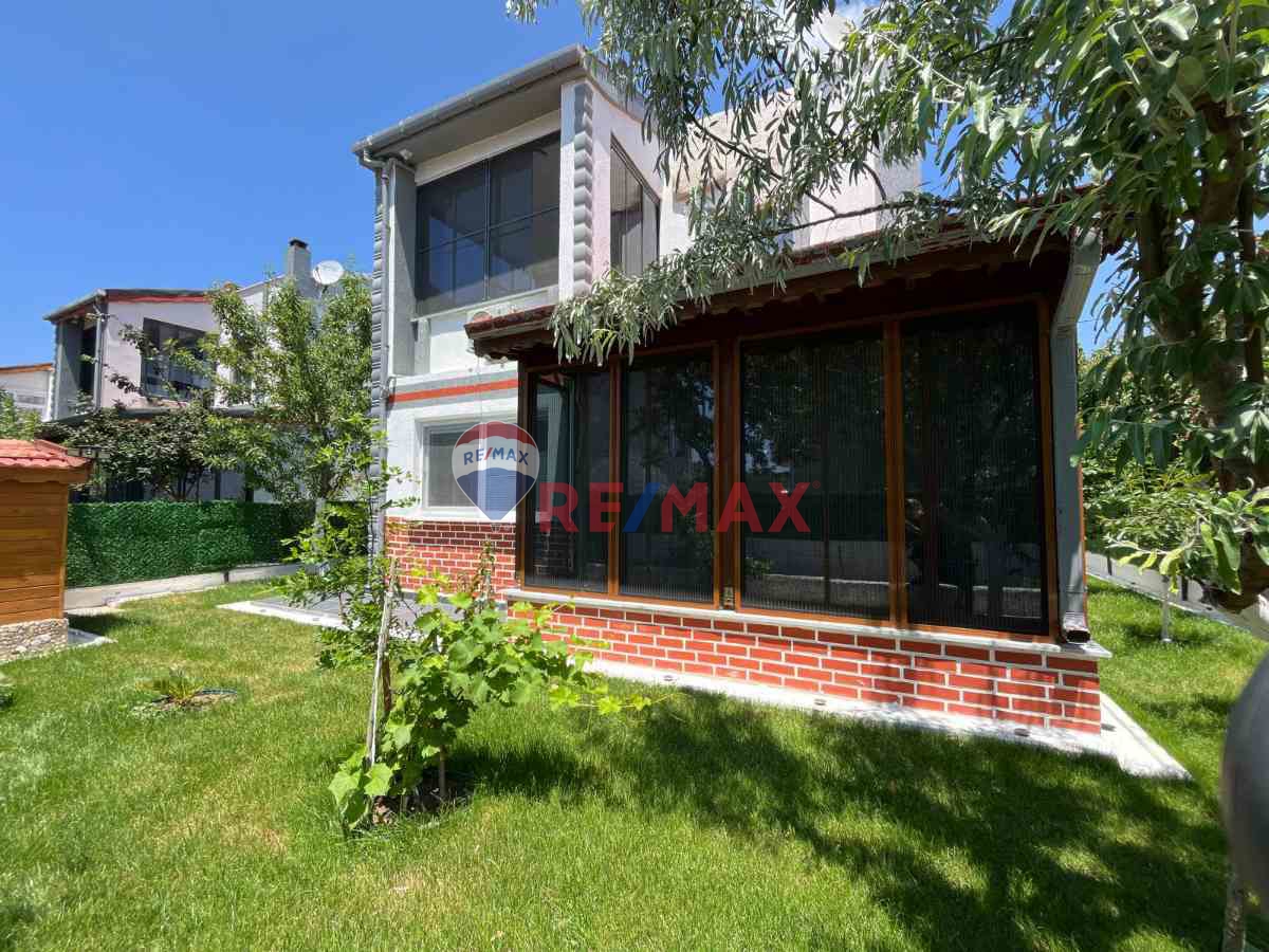 ENEZ SULTANİÇEDE 240 M2 ARSA İÇİNDE SATILIK 5+1 TRİPLEX