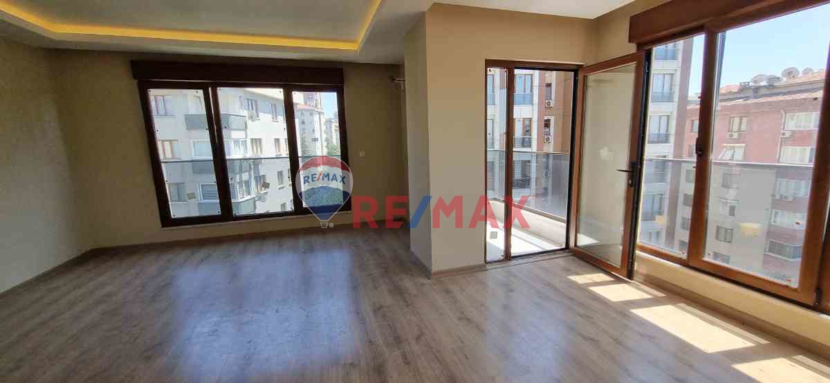 İÇERENKÖYDE SATILIK YENI BOŞ 5.KAT 3+1 KISMI DENIZ VE ADALAR MANZARALI