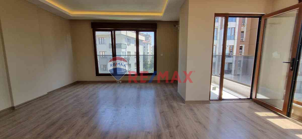 İÇERENKÖYDE SATILIK YENI BOŞ 5.KAT 3+1 KISMI DENIZ VE ADALAR MANZARALI