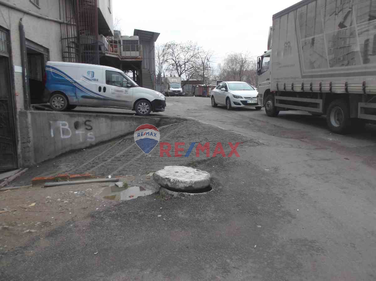 MAHMUTBEY YOLUNDA 1.600M² DEPO İMALATHANE