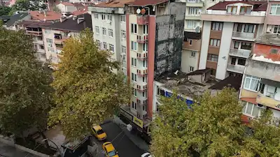 İZMIT ÇINARLI CAMI YANI CADDEYE CEPHE ASANSÖRLÜ SATILIK BINA