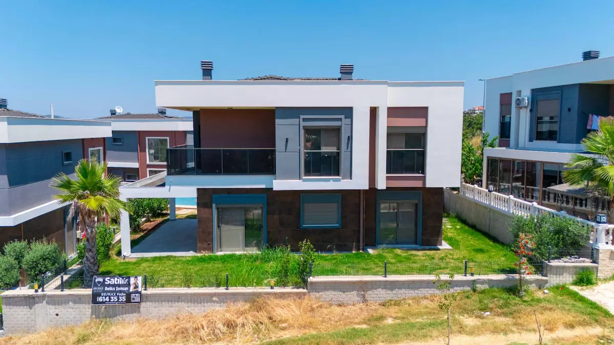 SOĞUCAK KILIÇOĞLU SİTESİNDE BAHÇELI & DENIZ MANZARALI 4+1 VILLA
