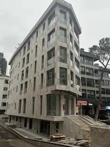 BAĞDAT CADDESİ ÜZERİNDE SIFIR BİNADA KATTA TEK ZEMİN KATTA KİRALIK OFİS KATI