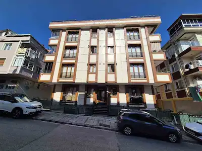 GENİŞ TERAS KEYFİ SUNAN, ÖZEL TASARIMLARLA ZENGİNLEŞTİRİLMİŞ KULLANIŞLI 2+1 DAİRE