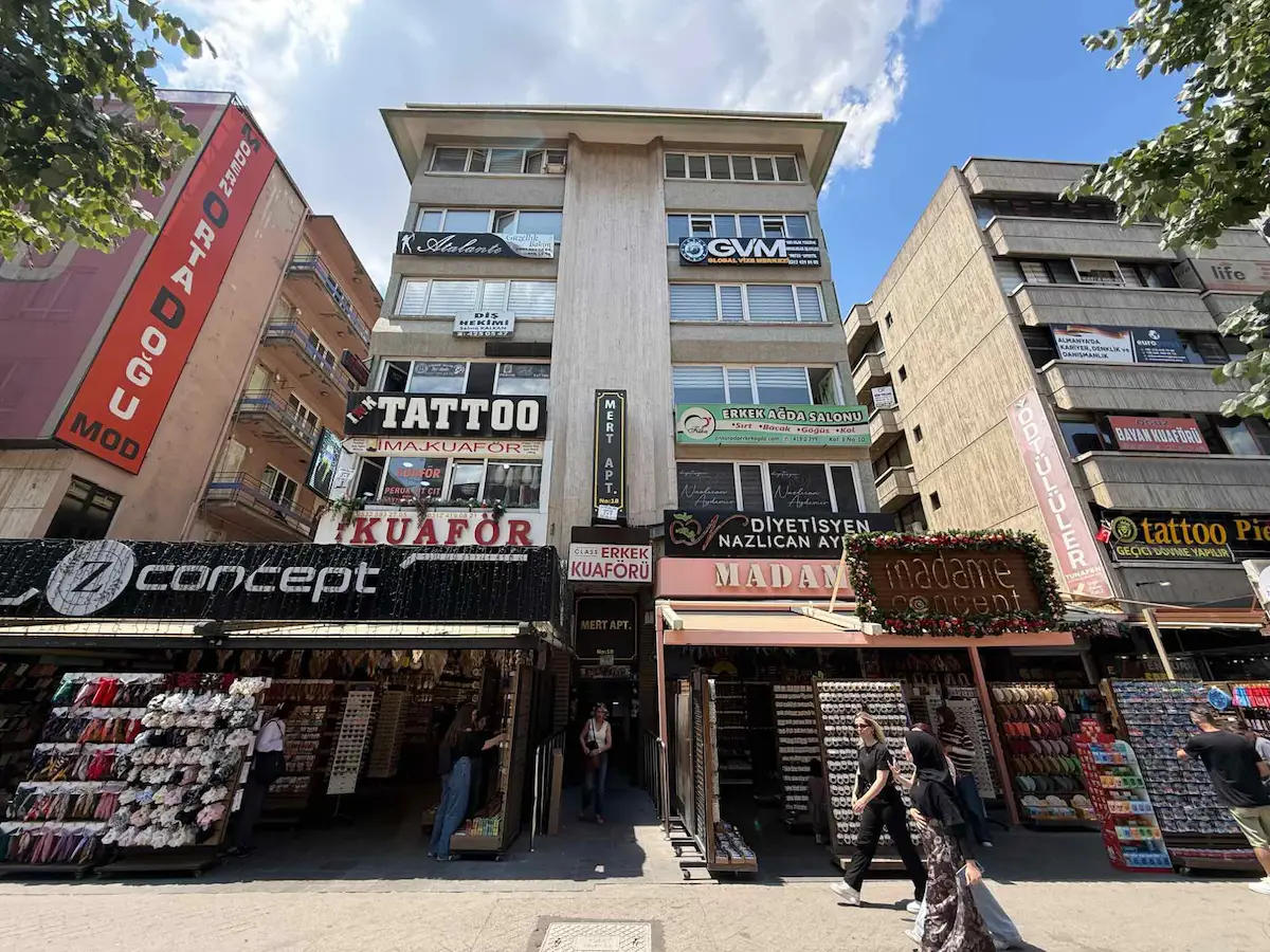 KARANFİL SOKAK ASANSÖRLÜ AYRI MUTFAKLI 1+1 SATILIK DAİRE