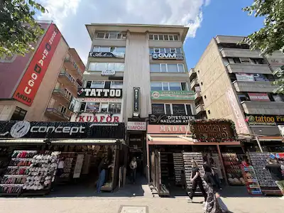 KARANFİL SOKAK ASANSÖRLÜ AYRI MUTFAKLI 1+1 SATILIK DAİRE