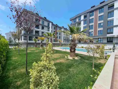 REMAX GELİŞİM'DEN MEVSİM EVLERİ SİTESİNDE SATILIK KÖŞE 2+1