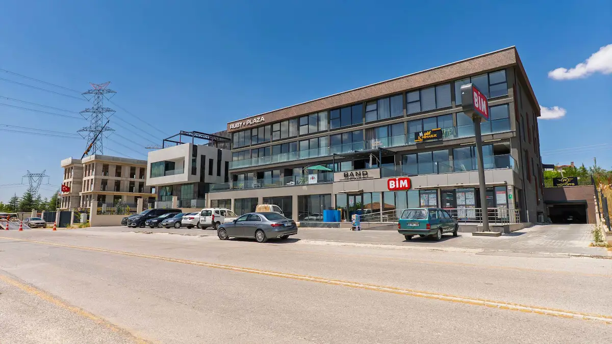 İNCEK RUBY PLAZA'DA GÖL MANZARALI TERASLI OFİS