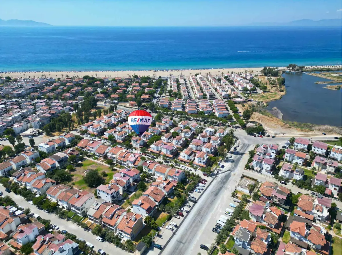 GÜZELÇAMLI’DA PLAJLARA YAKIN, ERİNÇ SİTESİ’NDE KÖŞE KONUM 3+1 YAZLIK