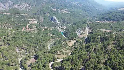 KUMLUCA KUZCA'DA KUYU SUYU BULUNAN 8.353 M² ORMAN İÇI YAYLA TARLASI